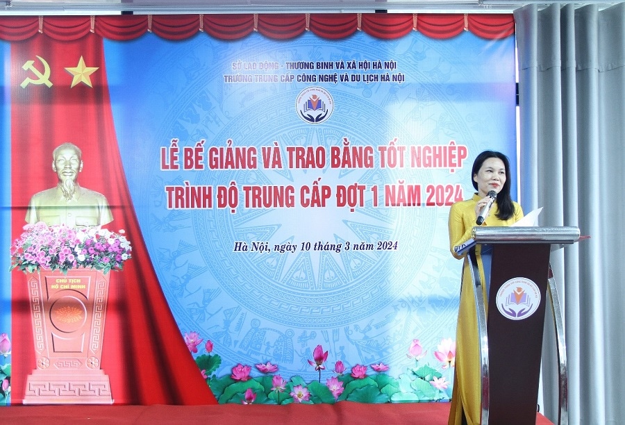 Th.s Vũ Thị Ngọc Anh - Hiệu trưởng nhà trường phát biểu tại lễ bế giảng.