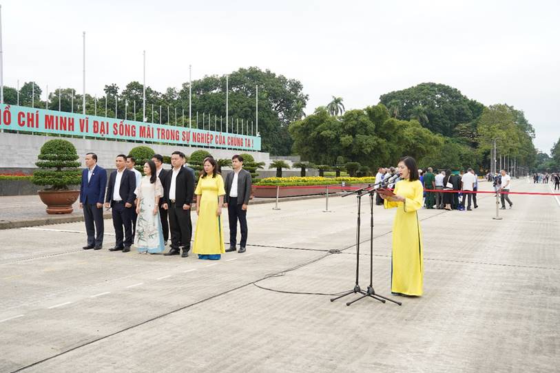 A person in a yellow dress speaking into a microphone

AI-generated content may be incorrect.