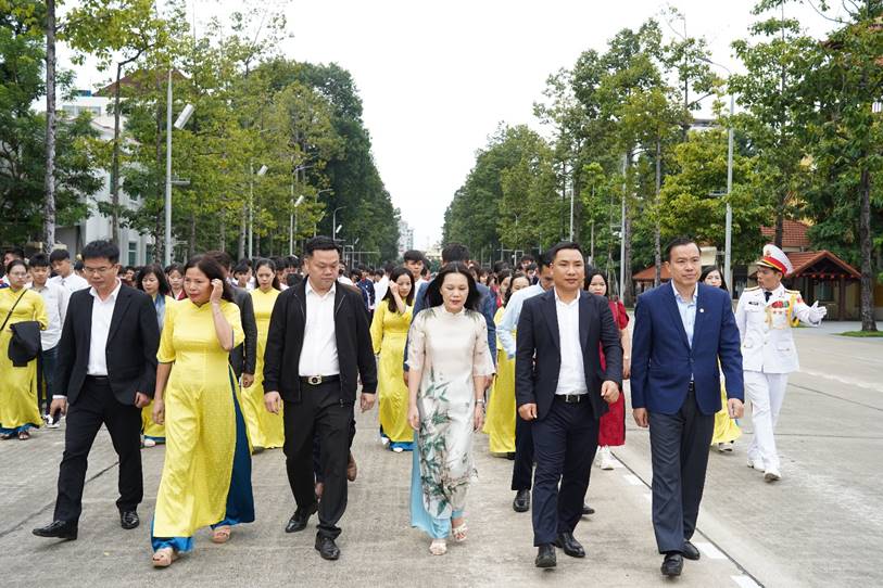 A group of people walking on a street

AI-generated content may be incorrect.