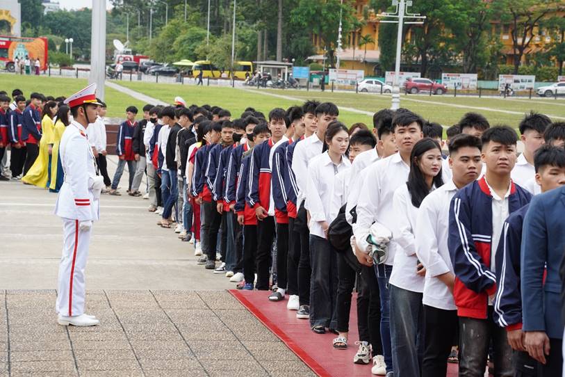 A group of people standing in a line

AI-generated content may be incorrect.