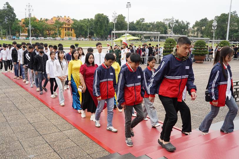 A group of people walking on a red carpet

AI-generated content may be incorrect.