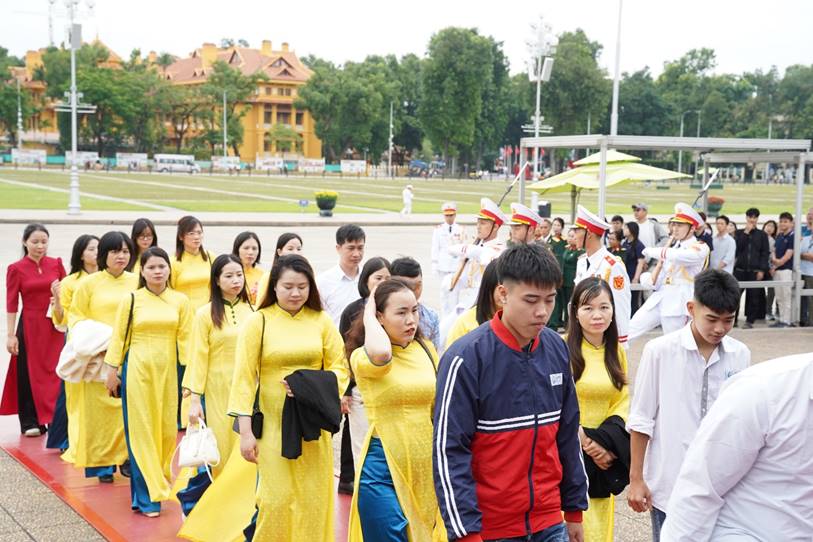 A group of people in yellow dresses

AI-generated content may be incorrect.