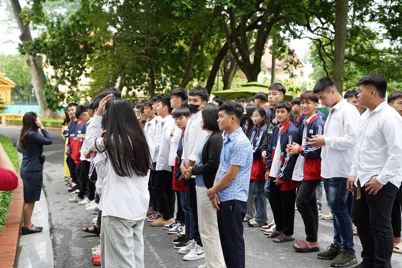 A group of people standing in a line

AI-generated content may be incorrect.