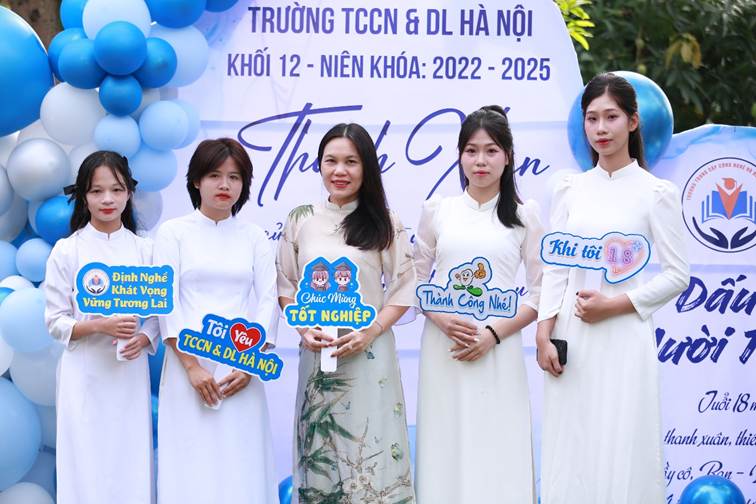 A group of women holding signs

AI-generated content may be incorrect.