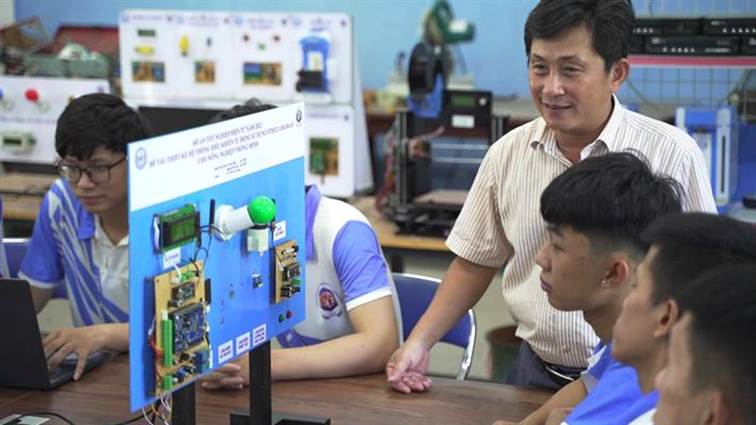 A group of people looking at a computer screen
AI-generated content may be incorrect.