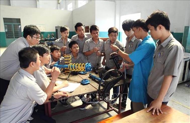 A group of people in a classroom
AI-generated content may be incorrect.