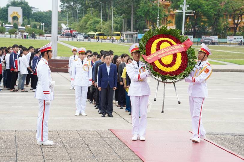 A group of people in uniform holding a wreath
AI-generated content may be incorrect.